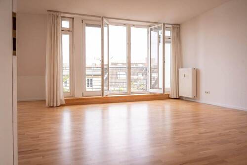 Wohnzimmer und Terrasse - Perfekte Dachgeschosswohnung nahe Tegler See, U-Bahn und Fußgängerzone