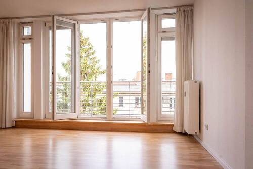 Wohnzimmer und Terrasse - 3 Zimmer Etagenwohnung zum Kaufen in Berlin