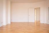 Wohnzimmer mit Tür zum Flur - 