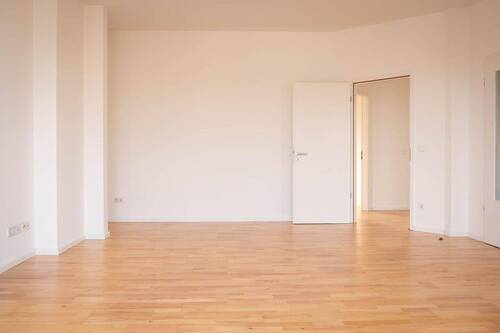 Wohnzimmer mit Tür zum Flur - 