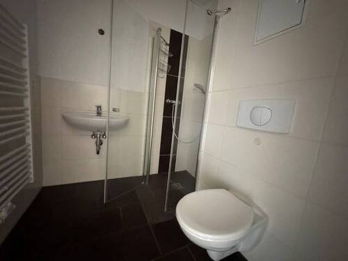 Bad mit Dusche - 5 Zimmer Etagenwohnung in Chemnitz