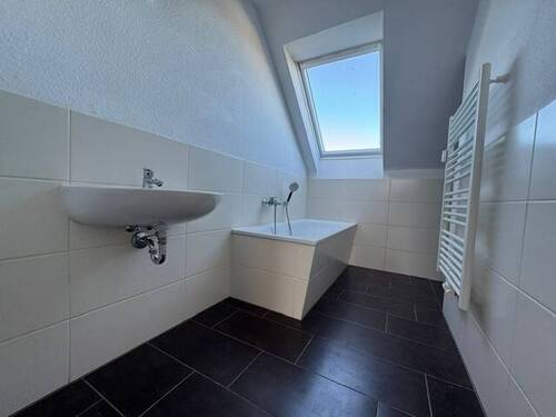 Bad mit Wanne - Etagenwohnung mit 150,00 m&sup2; in Chemnitz zur Miete