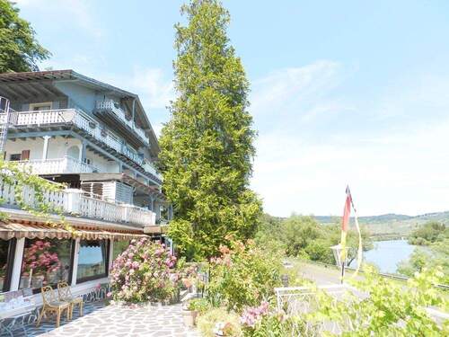 Terrassen und Eingang - Traben-Tarbach: Mehr Moselblick geht nicht! HotelRestaurant in bester Lage!