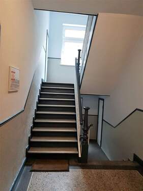 Treppenhaus/ Eingangsbereich - 4 Zimmer Etagenwohnung zur Miete in Kiel
