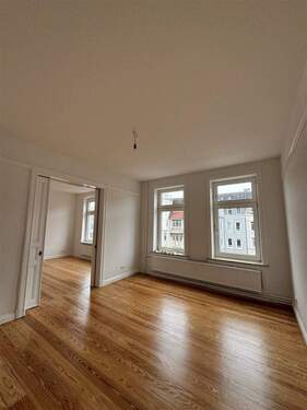 Wohnzimmer (Zimmer 2) mit Durchgang - 