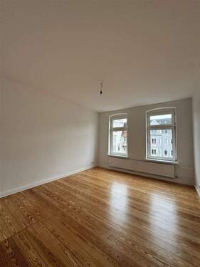 Wohnzimmer (Zimmer 3) mit Durchgang - 