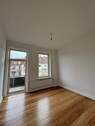 Schlafzimmer (Zimmer 4) mit Balkon zum Hinterhof - 