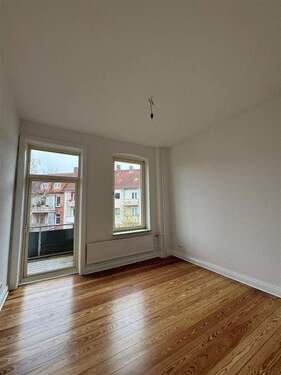 Schlafzimmer (Zimmer 4) mit Balkon zum Hinterhof - 
