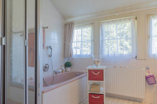 Tageslichtbad mit Wanne und Dusche - 