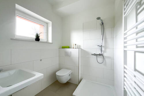 Schickes Bad (Duschkabine ist mittlerweile montiert) - 3 Zimmer Etagenwohnung zur Miete in Stuvenborn