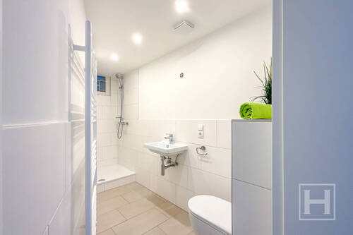  Schickes En-Suite-Duschbad (Duschkabine ist inzwischen montiert) - 