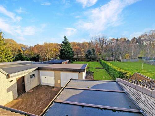 Ausblick - gepflegtes und modernisiertes Wohnhaus mit Garagen und einem schönem Grundstück