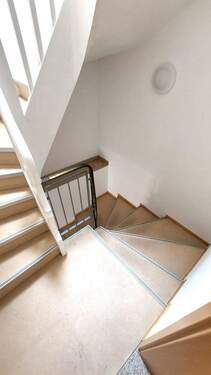 Treppenhaus 1.jpg - 3 Zimmer Etagenwohnung in Weiden in der Oberpfalz