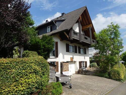 Frontansicht mit Einfahrt - 7 Zimmer Einfamilienhaus zum Kaufen in Lennestadt