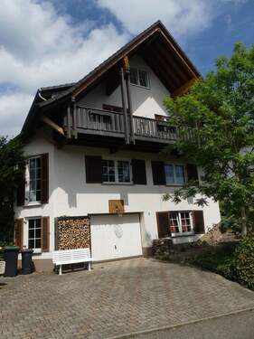 Frontansicht mit Balkon - 7 Zimmer Einfamilienhaus in Lennestadt