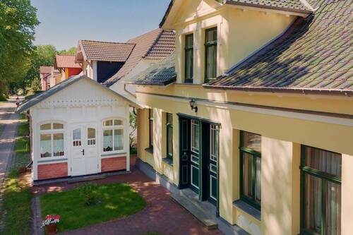Hausansicht mit Pavillion - 