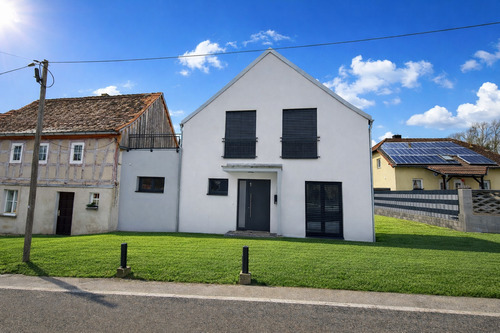 Vorderansicht - Entdecken Sie modernen Luxus in Naumburg: Elegantes Haus mit großem Garten und Kamin in ruhiger Lage!