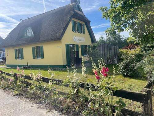 Gartengrundstück - Reethaus in TOP Lage bis 6 Personen mit Kamin Waschmaschine ca 150 m zur Ostsee komplett eingerichtet