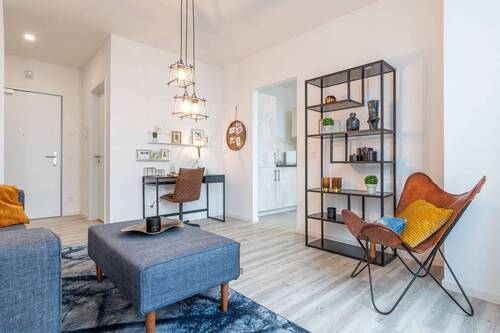 Beispiel eines offenen Wohnzimmer mit weißen Wänden, weißer Decke und holzfarbenen Vinylboden - 