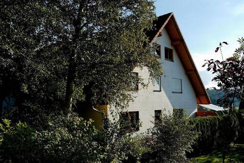 Giebelansicht vom Waldrand - 