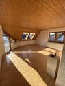 Wohnzimmer - Sonnige 4,5 Zi. Dachgeschosswohnung mit Weitblick und Waldrandlage