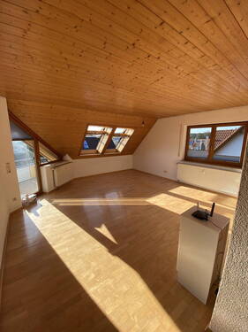 Wohnzimmer - Sonnige 4,5 Zi. Dachgeschosswohnung mit Weitblick und Waldrandlage