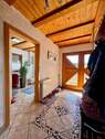 Flur, Blick zum Badezimmer mit Dusche - 