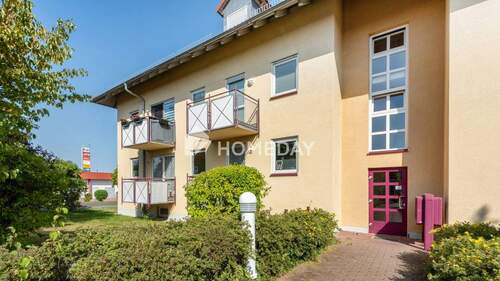 Außenansicht 2 - Zeitlos modern: 2-Zimmer-Wohnung mit Einbauküche und Balkon