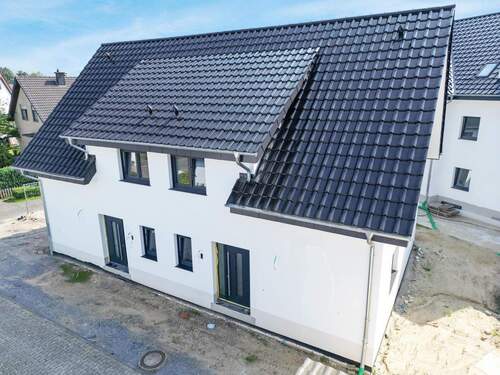 Vorderseite - 5 Zimmer Doppelhaushälfte zum Kaufen in Schloß Holte-Stukenbrock