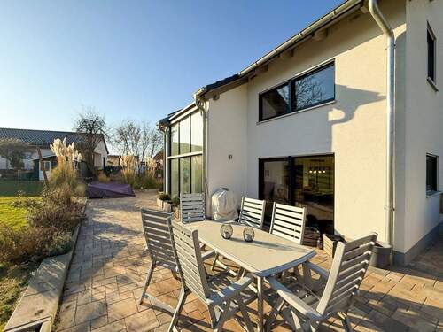 Haus- und Terrassenansicht - 