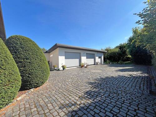 Innenhof mit Garagen - 