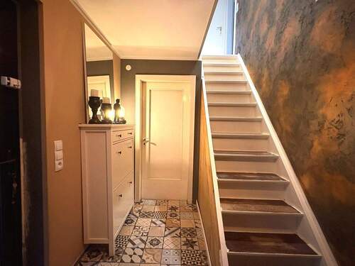 Diele mit Treppenaufgang und Zugang zum Wohnbereich - 