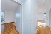 Blick in Schlafzimmer und Wohn-Essbereich - 