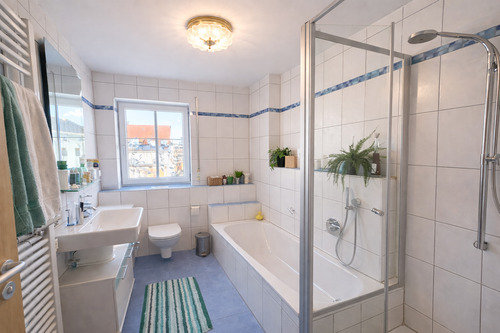 Duschbad mit Wanne - 