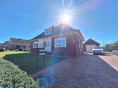 Ansicht mit Auffahrt - 4 Zimmer Bungalow in Bunde
