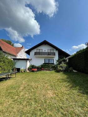 Rückseite mit Garten - Freistehendes, extravagantes Komforthaus mit Balkonen, teilüberdachten Terrasse, Garten und Garage, in Homburg