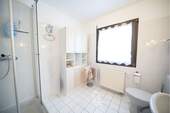 Bad mit Dusche - 