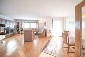 Wohnzimmer mit Zugang zum Balkon - 