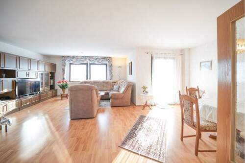 Wohnzimmer mit Zugang zum Balkon - 