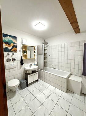 Bad mit Duschwanne - 