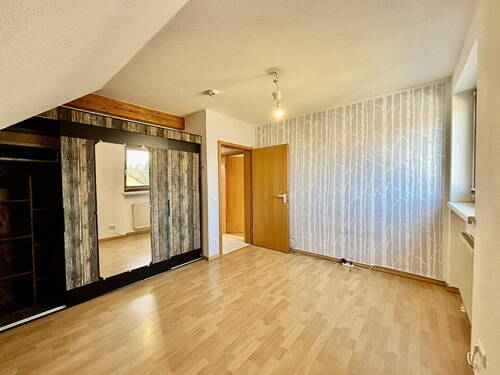 Schlafzimmer mit Einbauschrank - 2 Zimmer Etagenwohnung in Budenheim