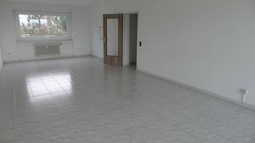 geräumiges Wohnzimmer mit Loggia - 3 Zimmer Etagenwohnung zum Kaufen in Frankfurt am Main