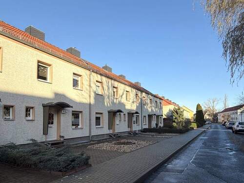 Objektvorderseite - 3 Zimmer Reihenmittelhaus zum Kaufen in Bitterfeld-Wolfen/ Bitterfeld