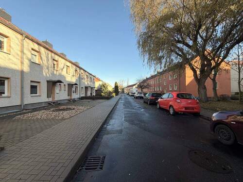 Straßenansicht - Reihenmittelhaus mit 92,10 m&sup2; in Bitterfeld-Wolfen/ Bitterfeld zum Kaufen
