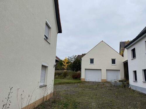 freistehendes Garagengebäude (mittig) - 6 Zimmer Einfamilienhaus zum Kaufen in Diespeck