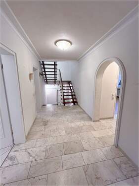 Peter Dondorf Immobilien - Treppe, Flur - 5 Zimmer Einfamilienhaus in Aachen