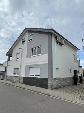 seitlicher Hauseingang - 1 Zimmer Mehrfamilienhaus, Wohnhaus zum Kaufen in Achern