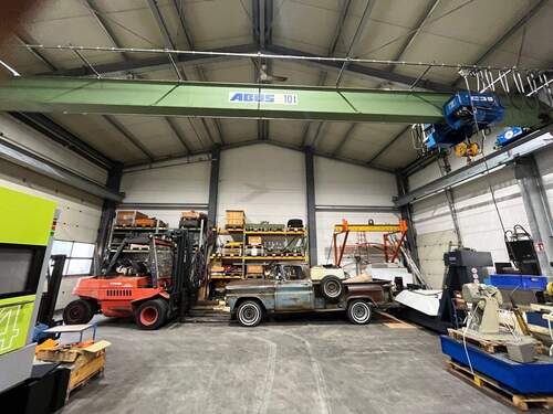 Reparaturhalle mit Kran - 