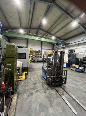 Reparaturhalle mit Kran - 