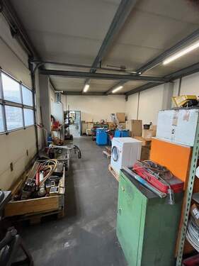 Lagerhalle mit Rolltor - 